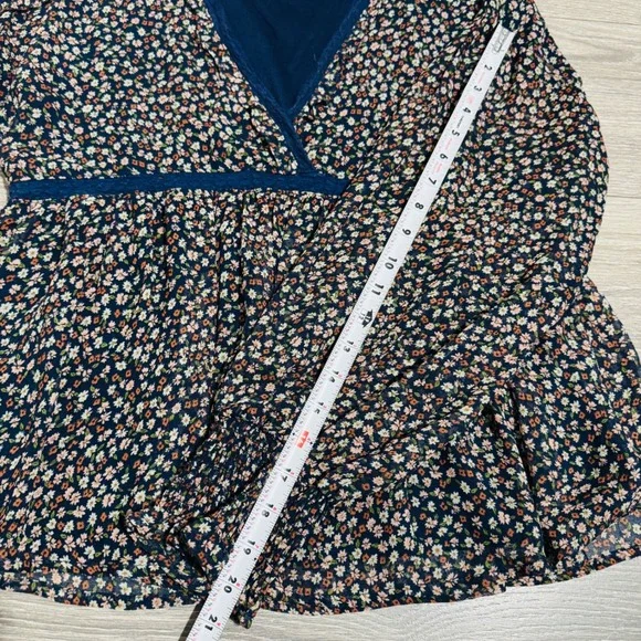 Cottagecore Fairy Blouse M Navy Blue Ditsy Floral Surplice V-Neck Peplum Boho - Picture 12 of 14